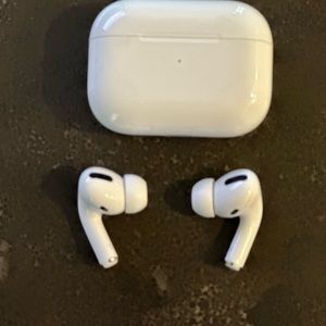 Apple AirPods Pro. LIKE NEW CONDITION.
